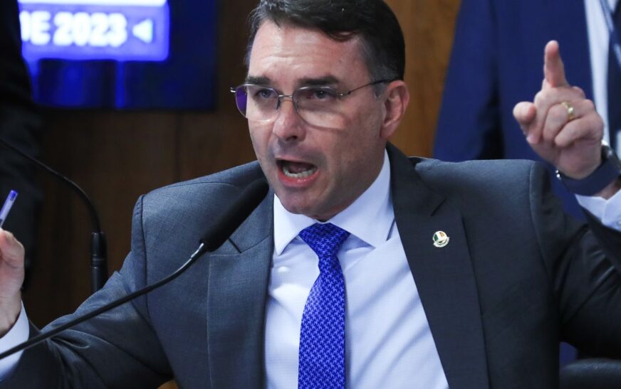 Flávio Bolsonaro desembarca na Europa durante operação na casa do pai