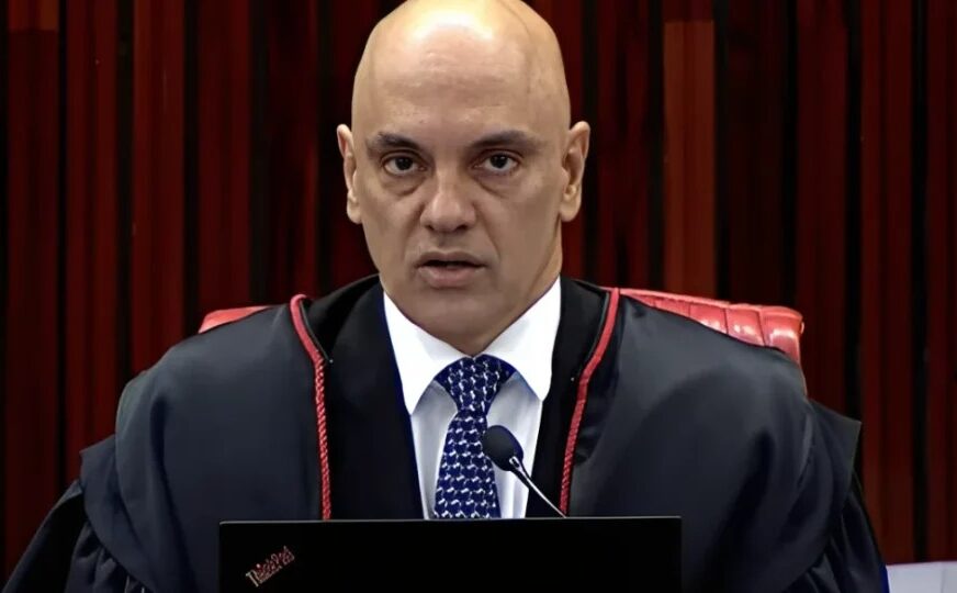 Moraes decide avançar com denúncia contra Eduardo Bolsonaro por notificação em edital Ministro diz que filho de Bolsonaro dificulta comunicação oficial para evitar processo
