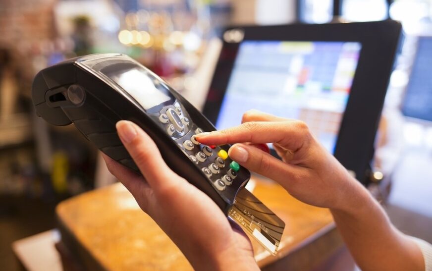 Para onde vão os 38 milhões da terceirização das atividades-meio nas escolas públicas de Itapetinga? Uma análise crítica do desserviço e da precarização da educação municipal.