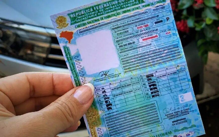 Contran acaba com exigência de autoescola para tirar CNH; custo pode cair até 80% Processo para carteira passa a aceitar curso teórico gratuito online, instrutor autônomo credenciado e apenas 2 horas de aula prática