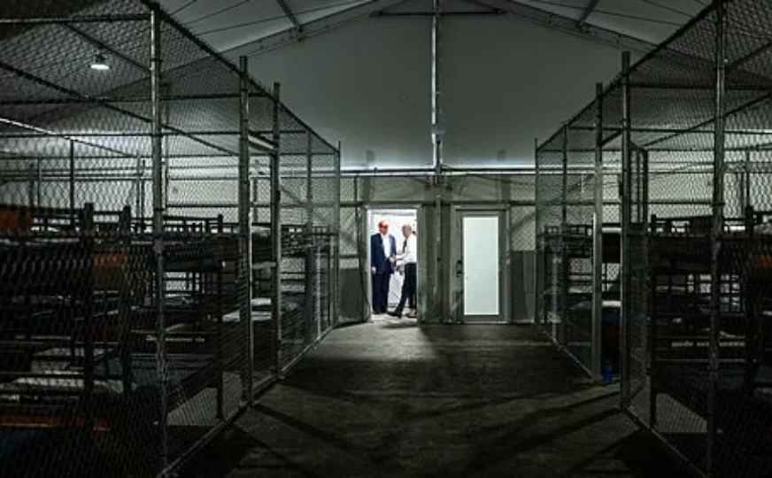 Mais de mil imigrantes desaparecem de centro de detenção na Flórida (EUA) Famílias e advogados denunciam deportações sem ordem judicial e falta de transparência do ICE