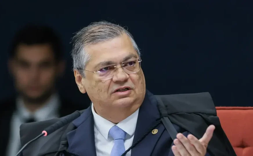 STF manda cortar penduricalhos após Congresso liberar supersalários Decisão de Flávio Dino determina revisão nacional de auxílios e gratificações fora do teto e pressiona reajustes aprovados pelo Legislativo