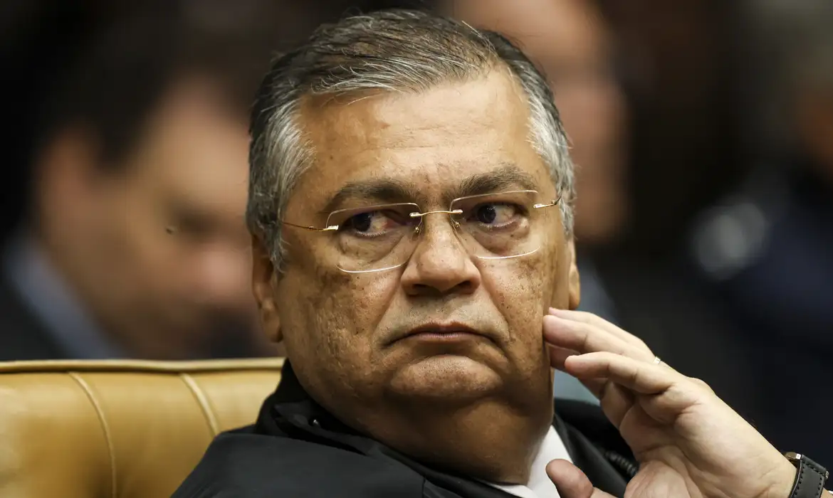 Justiça Dino acaba com aposentadoria-prêmio para juízes que cometem crimes Decisão do ministro do STF determina perda de cargo e salário para magistrados infratores, mas ainda precisa passar pelo plenário da Corte