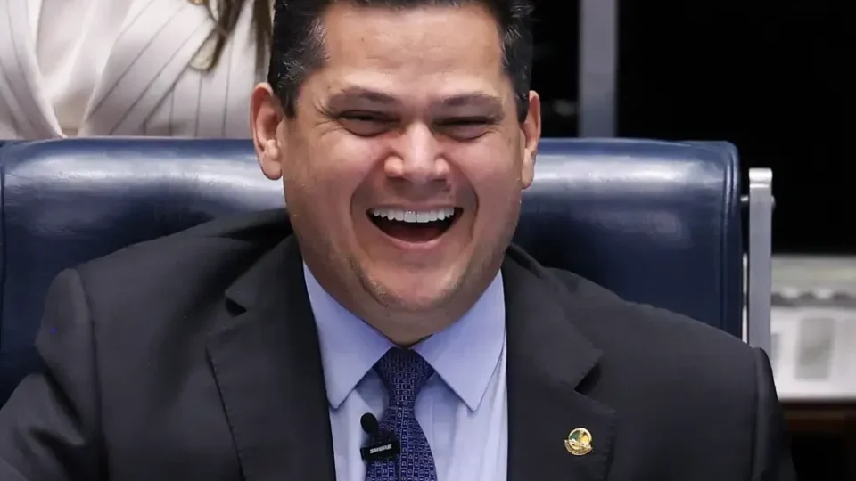 INIMIGO DO TRABALHADOR Alcolumbre segura votação do fim da escala 6×1