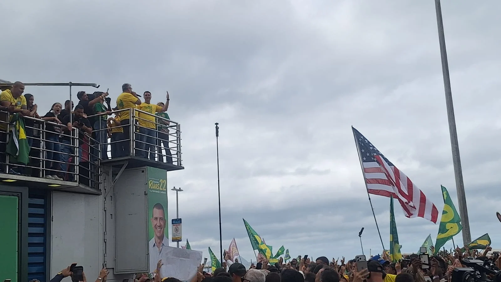 Em ato esvaziado, Flávio Bolsonaro acena para mulheres e tenta se blindar de tarifaço