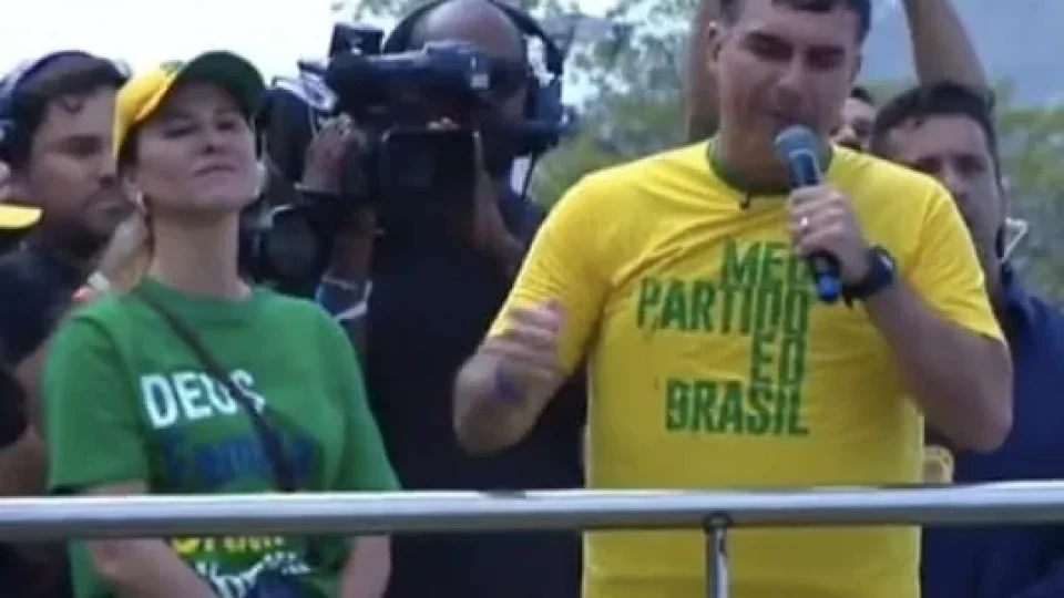 Flávio Bolsonaro decide parar campanha e ficar em Brasília para tentar barrar o fim da escala 6×1